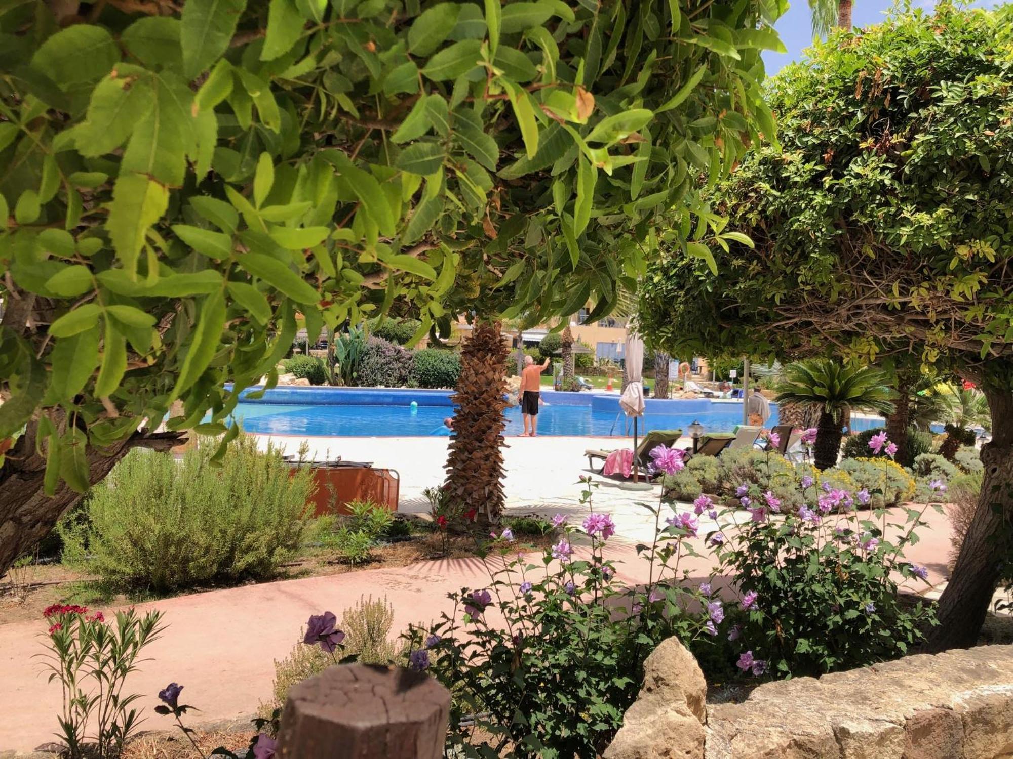 Stylish 1 Bedroom Apartment In Limnaria Gardens Pafos Exterior foto